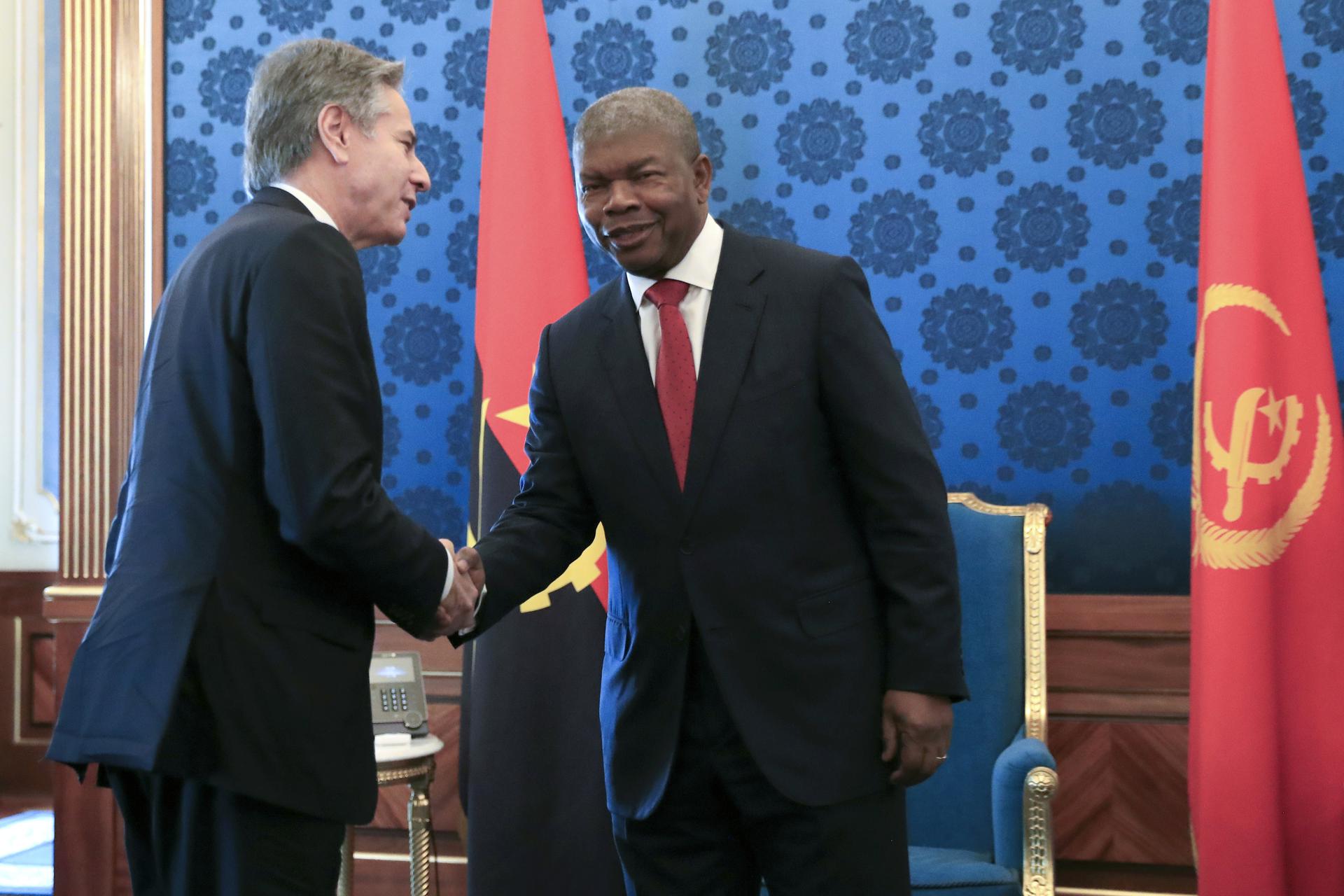 El Presidente de Angola, Joao Lourenco (derecha), da la bienvenida al Secretario de Estado estadounidense, Antony Blinken (izquierda) EFE/EPA/Ampé Rogeiro
