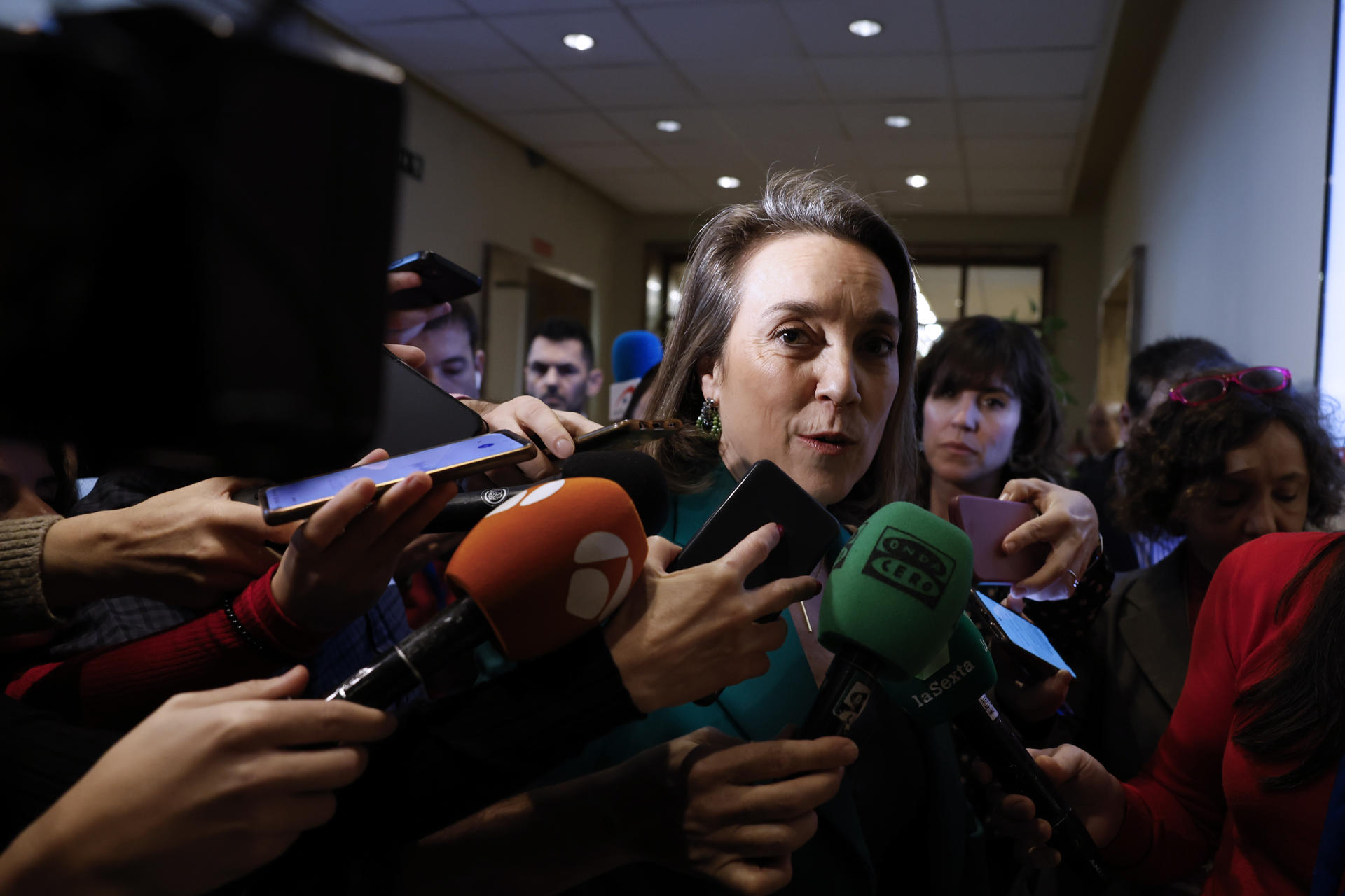 La diputada del PP Cuca Gamarra atiende a los medios a su llegada a la Comisión de Justicia del Congreso que reúne este jueves a la ponencia sobre la Proposición de Ley Orgánica de Amnistía que previsiblemente incluirá en el texto de la ley las enmiendas registradas que tengan apoyo mayoritario del bloque de investidura. EFE/J.J. Guillén
