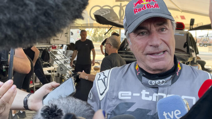 El piloto español Carlos Sainz (Audi), ganador virtual del Dakar con una diferencia de una hora y 27 minutos sobre el segundo clasificado, el francés Sebastián Loeb, tras la etapa de hoy. EFE/ Carlos Rosique
