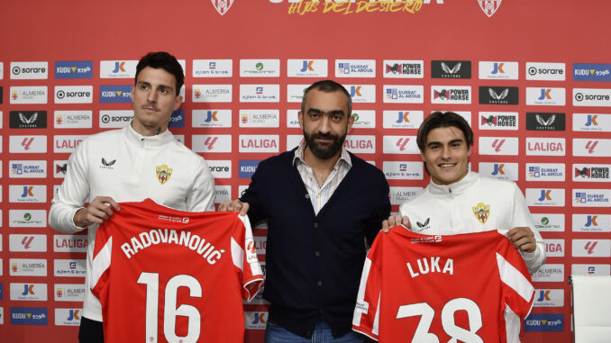 El CEO de la UD Almería Mohamed El Assy (c), junto  al central serbio Aleksandar Radovanovic y el atacante argentino Luka Romero durante su presentación este miércoles como nuevos jugadores del Almería, que llegan de equipos que, como el andaluz, también tienen presión, por lo que están acostumbrado a ello y preparados para ayudar. EFE / Carlos Barba
