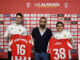 El CEO de la UD Almería Mohamed El Assy (c), junto  al central serbio Aleksandar Radovanovic y el atacante argentino Luka Romero durante su presentación este miércoles como nuevos jugadores del Almería, que llegan de equipos que, como el andaluz, también tienen presión, por lo que están acostumbrado a ello y preparados para ayudar. EFE / Carlos Barba