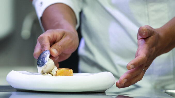 Imagen de archivo de un plato preparado en la última edición de Madrid Fusión, en el recinto ferial IFEMA de Madrid. EFE/ David Fernández
