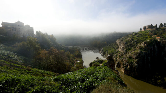 Imagen de archivo del río Tajo a su paso por el casco histórico de Toledo. EFE/ Ismael Herrero
