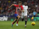 Marcos Llorente (i) centrocampista del Atlético de Madrid disputa una posesión ante Boubakary Soumaré en el Cívitas Metropolitano en foto de archivo de Chema Moya. EFE