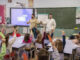 Dos monitores realizan juegos en los talleres de un centro educativo.EFE/José Manuel Pedrosa.