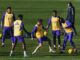 Los jugadores del Real Madrid Jude Bellingham (i) y Ferland Mendy (d) y Vinicius Jr. (2d) participan en el entrenamiento del equipo en la Ciudad Deportiva de Valdebebas en Madrid este sábado, víspera de su partido de LaLiga contra el Almería. EFE/ Borja Sánchez-Trillo