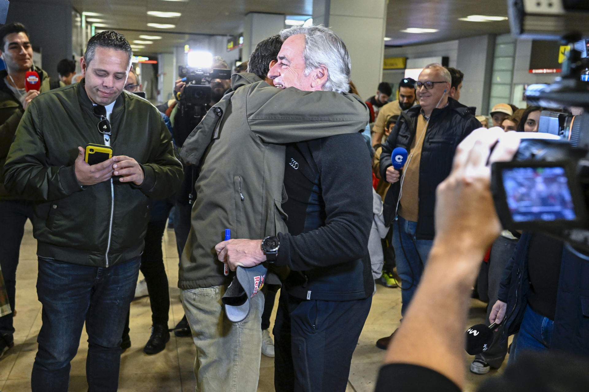 El piloto español Carlos Sainz (Audi) es recibido a su llegada este sábado al aeropuerto Adolfo Suárez-Madrid Barajas. Los españoles Carlos Sainz (Audi) y Cristina Gutiérrez (Red Bull) entraron en la historia del Dakar; el madrileño por conseguir su cuarto Touareg y la burgalesa por ser la segunda mujer en ganar la prueba, tras un rally marcado por la muerte del catalán Carles Falcón. EFE/ Víctor Lerena
