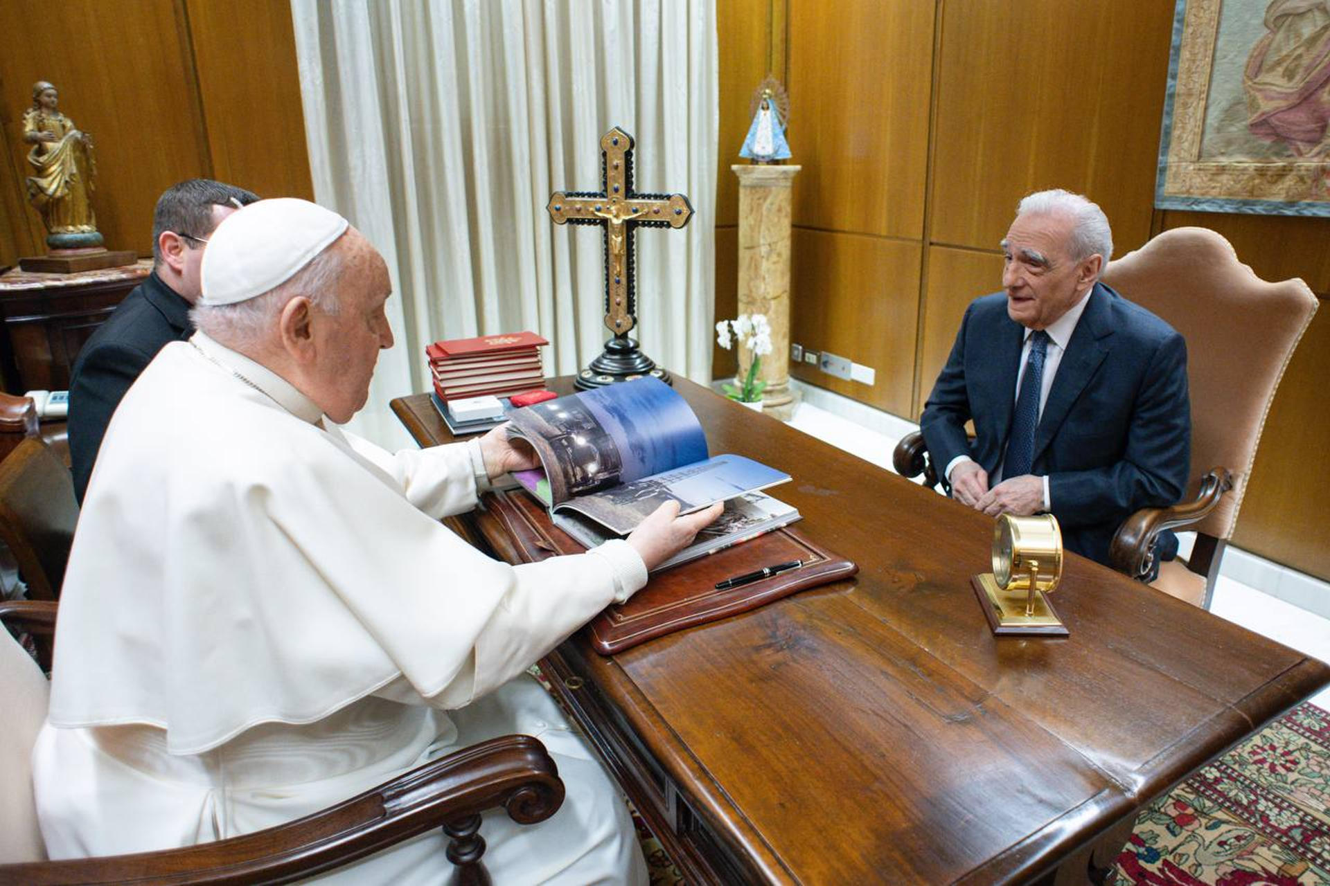 Imagen facilitada por el Vaticano que muestra al papa Francisco durante la breve reunión mantenida con el director de cine estadounidense Martin Scorsese. EFE/ SOLO USO EDITORIAL/SOLO DISPONIBLE PARA ILUSTRAR LA NOTICIA QUE ACOMPAÑA (CRÉDITO OBLIGATORIO)
