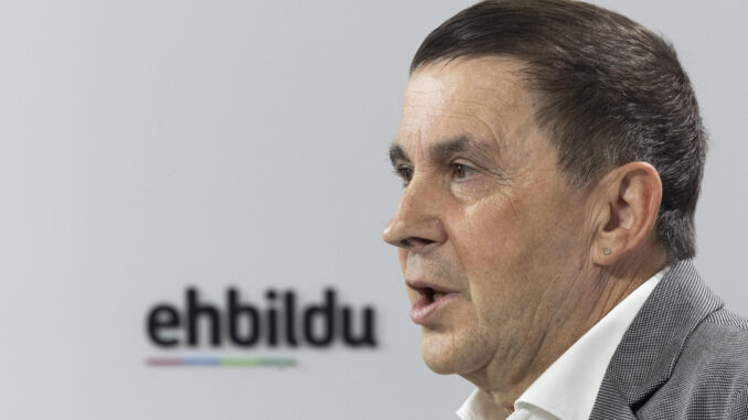 El coordinador general de EH Bildu, Arnaldo Otegi, ha afirmado este jueves que el caso Bateragune, por el que cumplió seis años y medio de prisión, fue un caso de 'lawfare' urdido para evitar el cambio de estrategia de la izquierda abertzale y garantizar que ETA siguiera activa. EFE/Javier Etxezarreta
