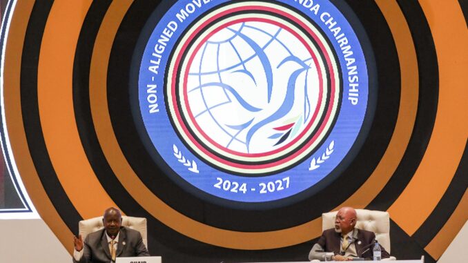 El presidente de Uganda, Yoweri Museveni (izquierda), durante su intervención como presidente de la XIX Cumbre del Movimiento de Países No Alineados (MNOAL), celebrada en Kampala. EFE/EPA/Daniel Irungu
