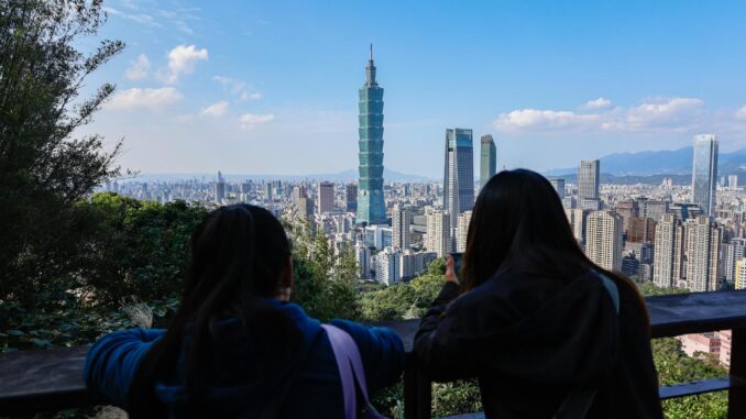 Dos jóvenes miran una vista panoramica de la ciudad de Taipei (Taiwán) el 12 de enero de 2024, un día antes de las elecciones presidenciales. EFE/EPA/DANIEL CENG
