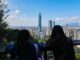 Dos jóvenes miran una vista panoramica de la ciudad de Taipei (Taiwán) el 12 de enero de 2024, un día antes de las elecciones presidenciales. EFE/EPA/DANIEL CENG