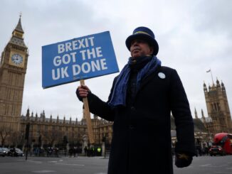 El activista pro-UE Steve Bray protesta frente al parlamento para conmemorar el cuarto aniversario del Día del Brexit en Londres, Gran Bretaña, el 31 de enero de 2024. EFE/EPA/Andy Rain