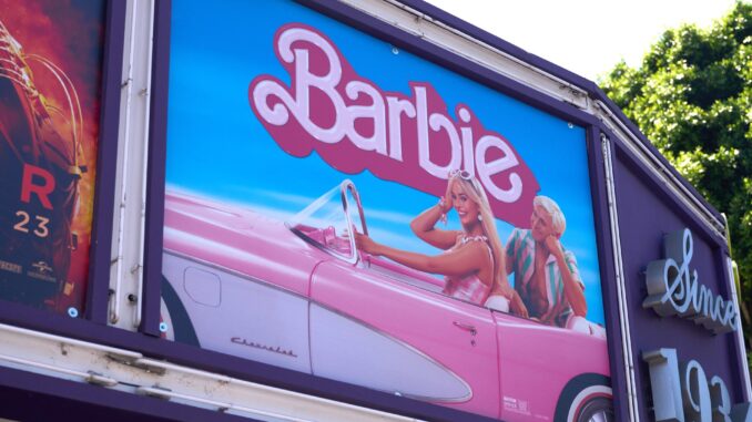 Un cartel anuncia la película 'Barbie' en un teatro en Los Ángeles, California. EFE/EPA/ALLISON DINNER
