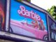 Un cartel anuncia la película 'Barbie' en un teatro en Los Ángeles, California. EFE/EPA/ALLISON DINNER