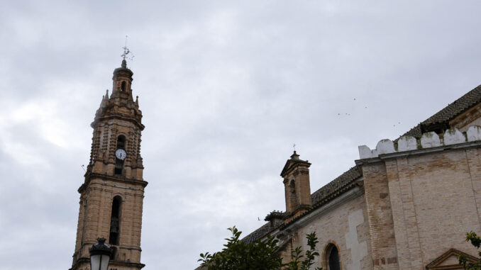 Vista de la torre inclinada de la Iglesia de la Asunción en la localidad cordobesa de Bujalance, la más alta de toda la provincia, cuya desviación en su parte superior la ha hecho ganarse el sobrenombre de la 'Torre de Pisa' andaluza. EFE/Salas
