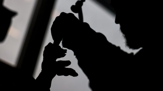 Foto 16 Enero. Un trabajador prepara un trofeo de oso Berlinale de bronce recientemente fundido para el 74º Festival Internacional de Cine de Berlín. EFE/EPA/Hannibal Hanschke
