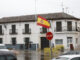 Bandera a media asta en la localidad madrileña de Morata de Tajuña, este viernes, por los tres hermanos asesinados tras endeudarse con una estafa amorosa. EFE/ Rodrigo Jiménez