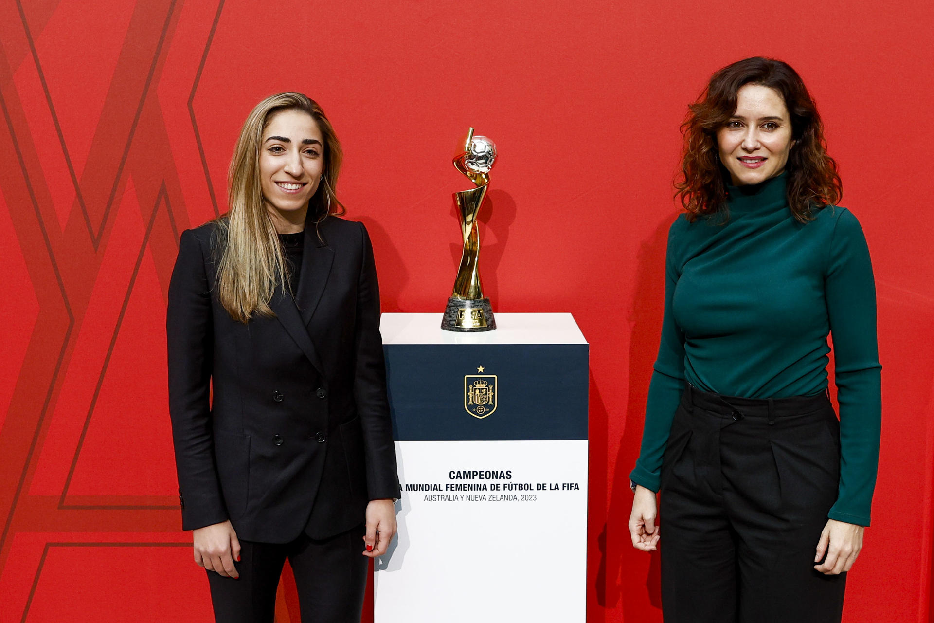 La jugadora del Real Madrid y actual campeona del mundo, Olga Carmona (i), y la presidenta de la Comunidad de Madrid, Isabel Díaz Ayuso durante el acto de bienvenida a los trofeos del Mundial Femenino de Fútbol de 2023 y de la UEFA Nations League 2022/23 masculina. EFE/ Rodrigo Jiménez
