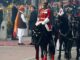El presidente francés, Emmanuel Macron (D), es recibido por el primer ministro indio, Narendra Modi, a su llegada para las celebraciones del 75º Día de la República de la India, en Nueva Delhi el 26 de enero de 2024. EFE/EPA/HARISH TYAGI
