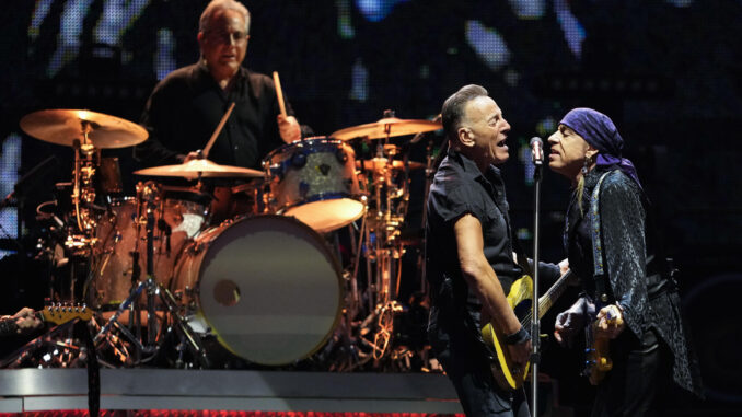 Imagen de archivo del músico y cantante estadounidense Bruce Springsteen (i) y el guitarra Steven Van Zandt durante el concierto que ofrecieron el pasado 28 de abril en el Estadio Olímpico de Barcelona. EFE / EFE/Alejandro García.
