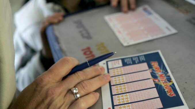 Una mujer elige sus números en el boleto de Euromillones. EFE/Monika Flueckiger
