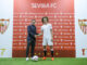 El presidente del Sevilla FC, José María del Nido Carrasco (i), estrecha la mano al centrocampista tunecino de 21 años Hannibal Mejbri, durante su presentación como nuevo jugador sevillista. EFE/ Raúl Caro.