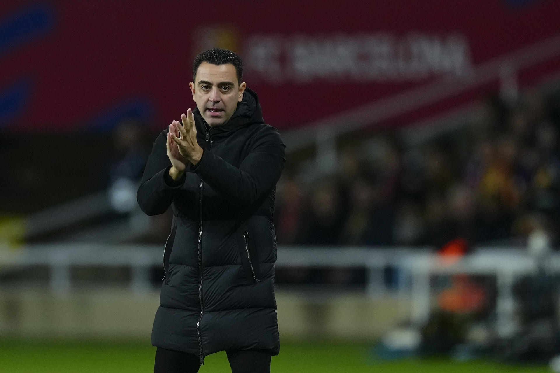 El entrenador del Barcelona, Xavi Hernández, aplaude a sus jugadores durante el partido de la jornada 20 de LaLiga EA Sports entre FC Barcelona y CA Osasuna, este miércoles en el Estadi Olímpic Lluís Companys en Barcelona. EFE/ Enric Fontcuberta
