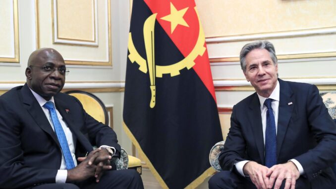 El Ministro de Asuntos Exteriores de Angola, Dr. Tete Antonio (izquierda), asiste a una reunión con el Secretario de Estado Antony Blinken (derecha), EFE/EPA/Ampe Rogeiro
