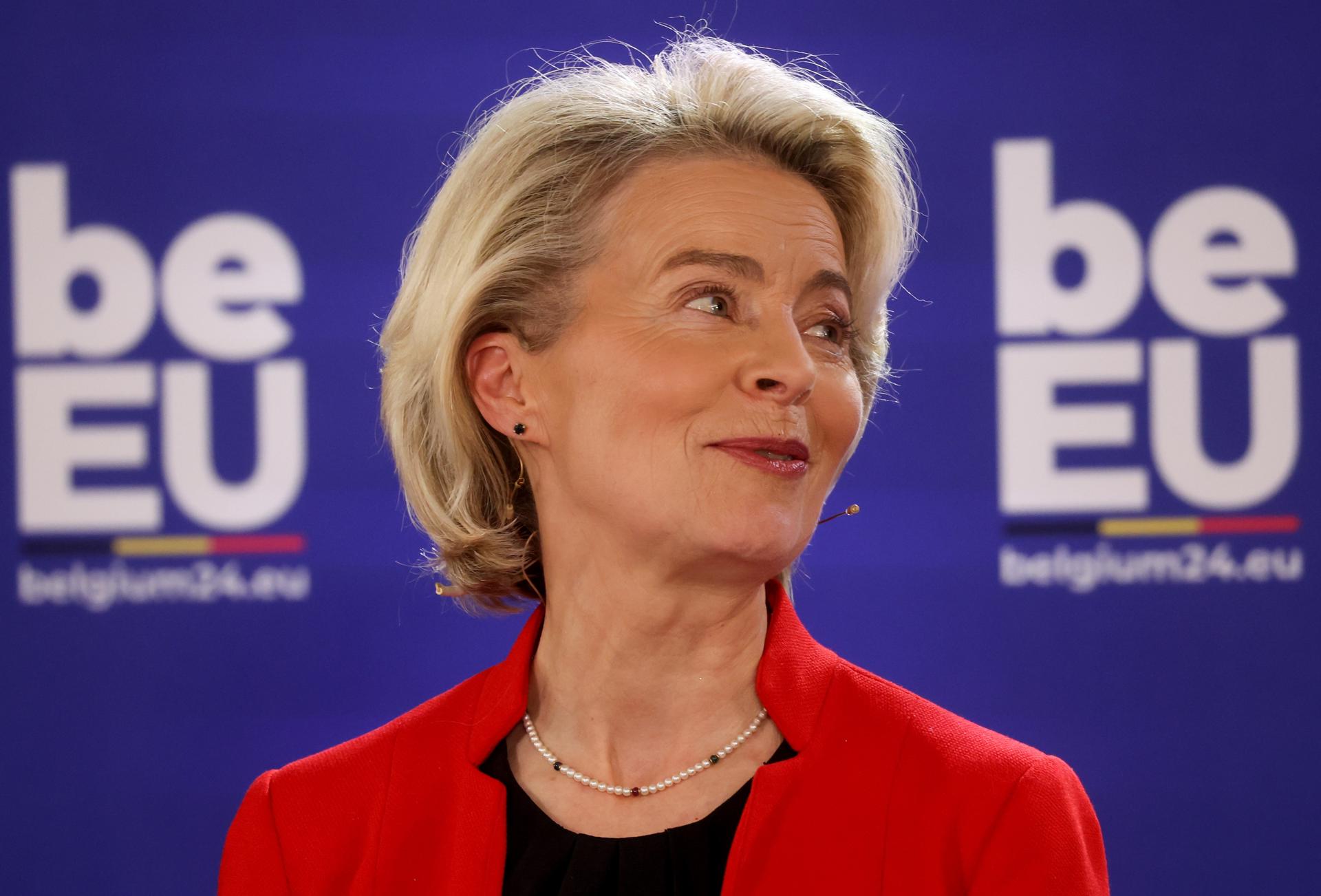 La presidenta de la Comisión Europea, Ursula von der Leyen, instó este viernes a avanzar en todas las vías abiertas para "estabilizar urgentemente" la ayuda financiera a Ucrania, que no se pudo acordar en la última cumbre de 2023 por el bloqueo de Hungría, ya sea convenciendo a Budapest o con un plan B que está ultimando Bruselas para sortear su veto. EFE/EPA/Olivier Hoslet
