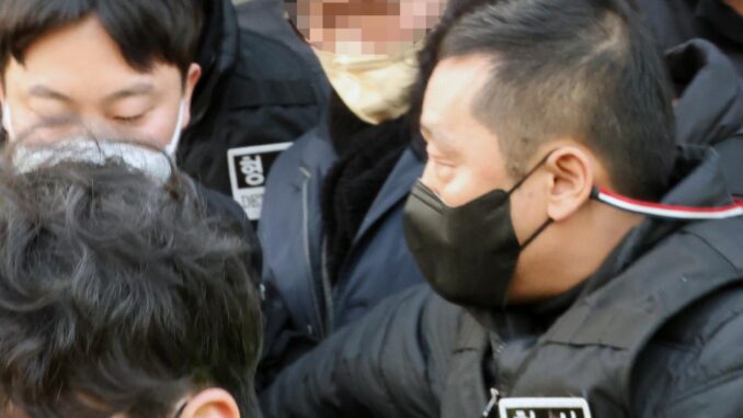 Imagen de Archivo del hombre apellidado Kim tras ser detenido al acuchillar en el cuello al líder de la oposición surcoreana Lee Jae-Myung.
EFE/EPA/YONHAP SOUTH KOREA OUT 
IMAGE PIXELATED AT SOURCE
