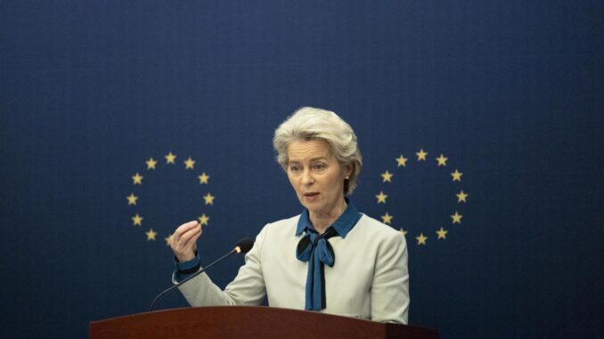 Imagen de archivo de la presidenta de la Comisión Europea, Ursula von der Leyen. EFE/EPA/ANDRES MARTINEZ CASARES
