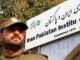 Un oficial de seguridad paquistaní vigila a las puertas del centro cultural iraní en Rawalpindi. EFE/ Sohail Shahzad