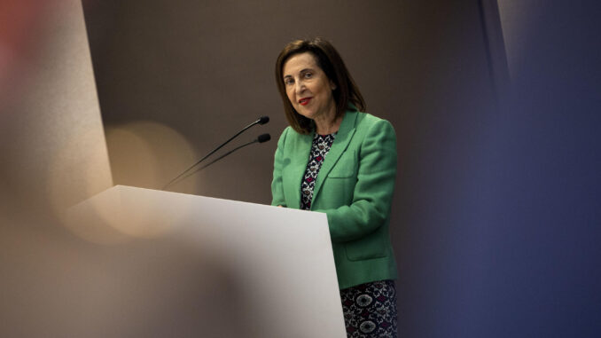 La ministra de Defensa, Margarita Robles, durante el acto de toma de posesión del nuevo director del Centro Superior de Estudios de la Defensa Nacional (Ceseden), el teniente general Miguel Ballenilla, durante un acto celebrado en el CESEDEN en Madrid este viernes. EFE/ Daniel González
