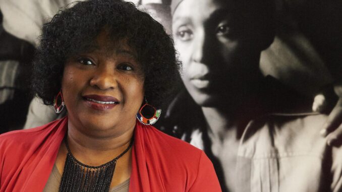 La hija de Nelson Mandela, Zindzi Mandela, en la apertura de la exposición "Nelson Mandela. El hombre de la gente" realizada por el fotógrafo sudafricano Peter Magubane en Polonia, el 6 de junio de 2016. EFE/Adam Warzawa PROHIBIDO SU USO EN POLONIA
