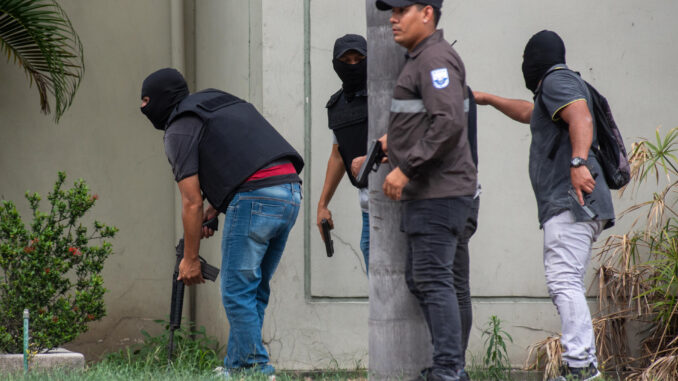 -FOTODELDÍA- QUI01. GUAYAQUIL (ECUADOR) 09/01/2024.-       Intervención de policías ecuatorianos en la sede del canal de televisión TC, en Guayaquil, donde entraron encapuchados armados y sometieron a su personal durante una transmisión en vivo. EFE/Mauricio Torres
