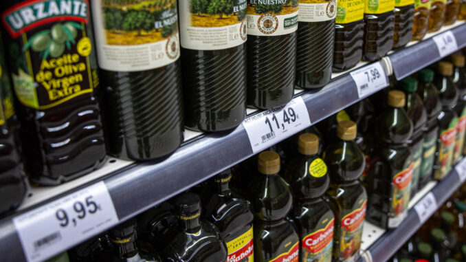 Vista del precio del aceite de oliva en un mercado de Madrid. EFE/ Daniel González
