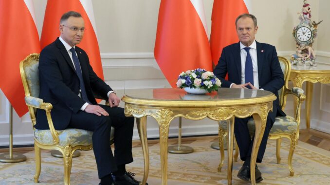 El presidente polaco Andrzej Duda (izquierda) y el primer ministro Donald Tusk (derecha) durante una reunión en el Palacio Presidencial de Varsovia, Polonia, el 15 de enero de 2024. EFE/EPA/Pawel Supernak POLONIA OUT
