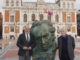 El alcalde de Valladolid, Jesús Julio Carnero (i) y el presidente de la Academia de Cine, Fernando Méndez-Leite (d) posan junto a una réplica de la estatuilla de Francisco de Goya, tras presentación este miércoles de la programación general de la 38 edición de los Premios Goya, que acogerá la capital vallisoletana el próximo 10 de febrero. EFE/Nacho Gallego