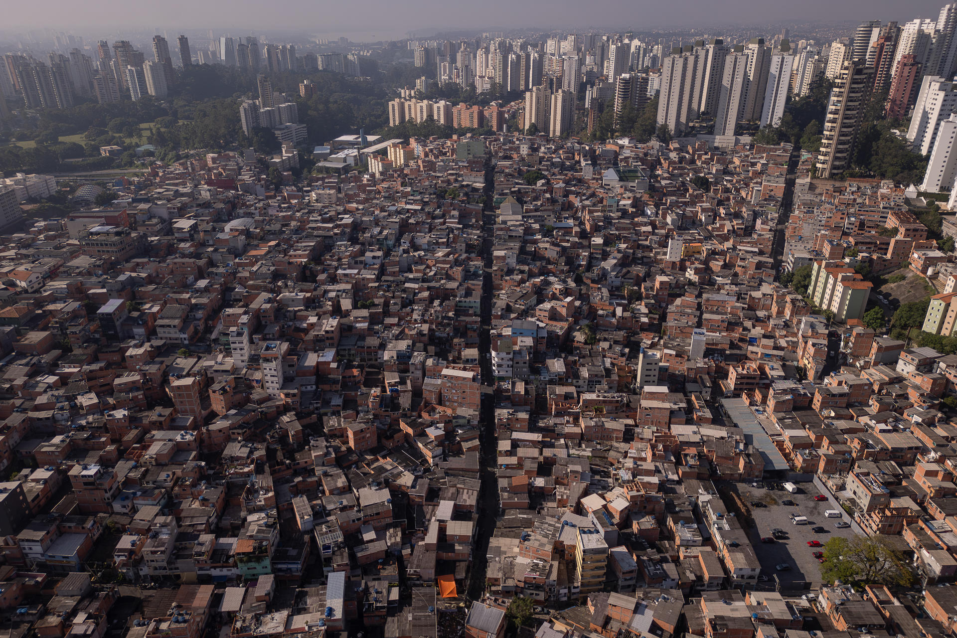 Fotografía tomada con un dron que muestra la favela Paraisópolis frente a una zona de edificios de lujo, el jueves 18 de enero de 2024, en la zona sur de la ciudad de São Paulo (Brasil). EFE/ Isaac Fontana
