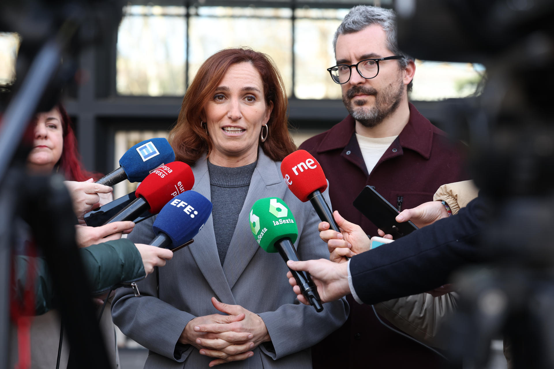 La ministra de Sanidad, Mónica García, y el Secretario de Estado de Sanidad, Javier Padilla, atienden a los medios de comunicación en el exterior del Ministerio de Sanidad. EFE/ Kiko Huesca
