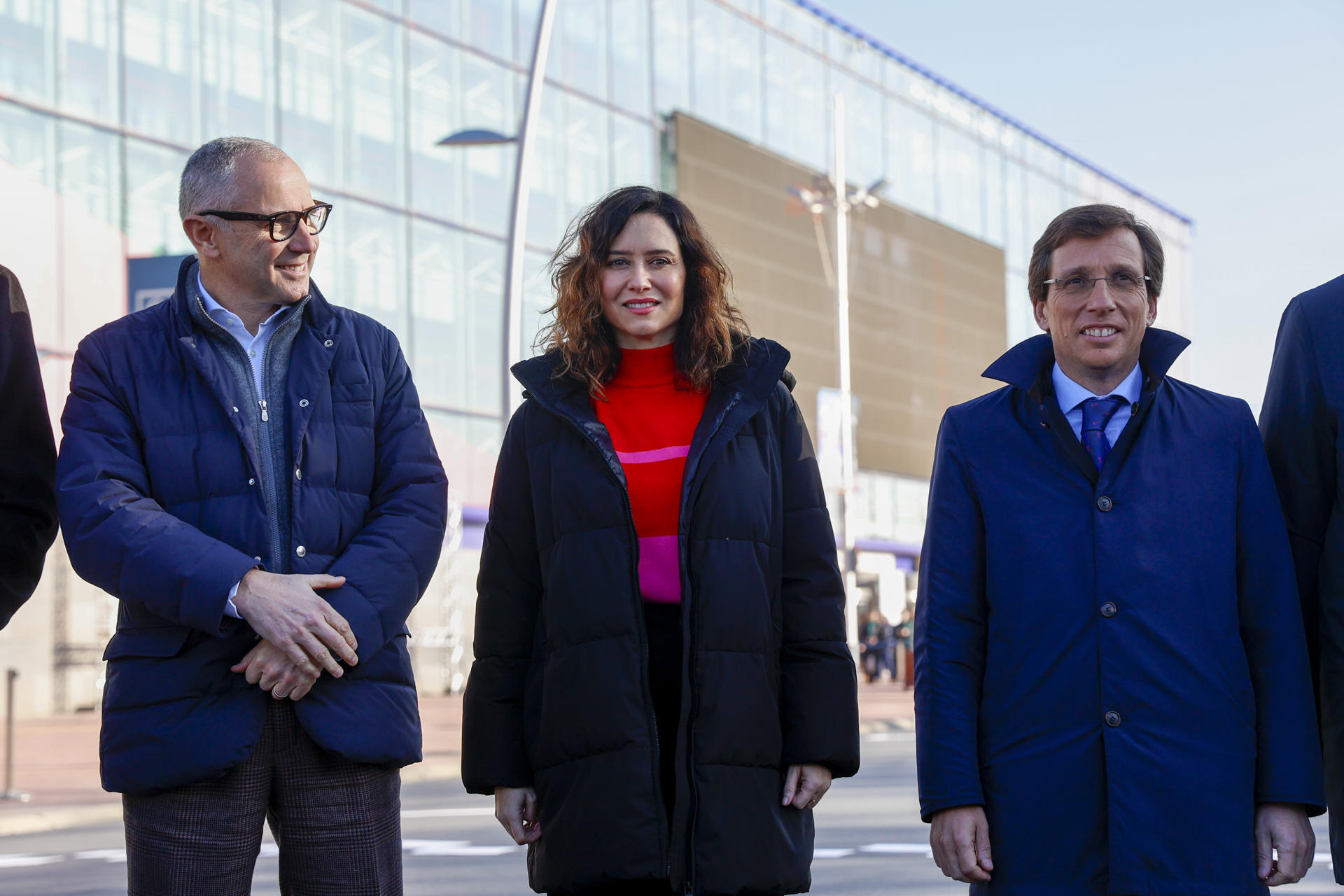 La presidenta de la Comunidad de Madrid, Isabel Díaz Ayuso (c), el alcalde de Madrid, José Luis Martínez Almeida (d) y el presidente y CEO de la Fórmula 1, Stefano Domenicali (i) a su llegada para la presentación del Gran Premio de España de Fórmula Uno de Madrid en Ifema. EFE/ Rodrigo Jiménez
