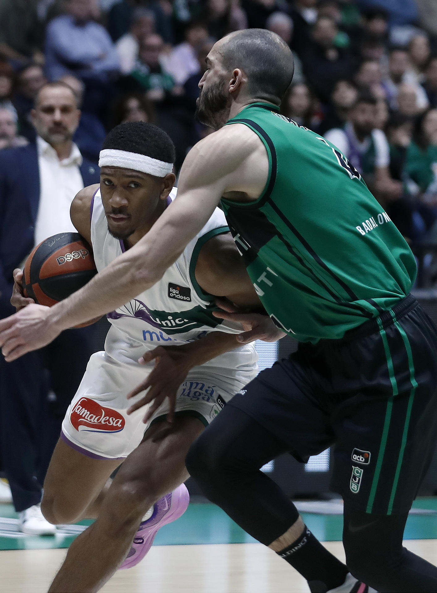 El escolta del Unicaja Cameron Taylor (i) intenta avanzar ante la presencia de Pau Ribas (d), del Club Joventut Badalona, durante el partido de la Liga Endesa de basket jugado en el Pabellón Olímpico de Badalona. EFE/ Andreu Dalmau
