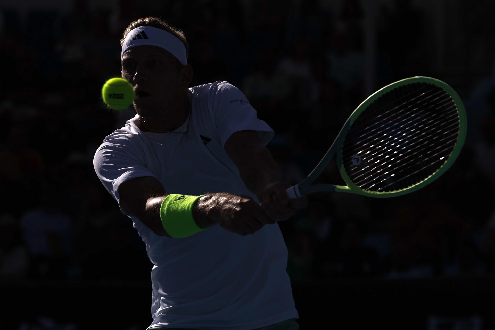 El tenista español Alejandro Davidovich en acción contra el portugués Nuno Borges durante el partido de segunda ronda del Abierto de Australia. EFE/ EPA/MAST IRHAM
