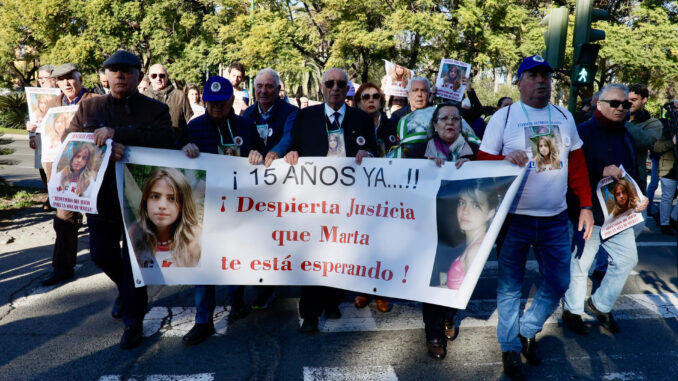 Familiares y amigos de la joven sevillana Marta del Castillo que fue asesinada el 24 de enero de 2009, se concentran este miércoles ante las puertas de la Audiencia de Sevilla. EFE/José Manuel Vidal
