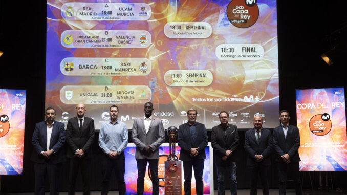 Los presidentes y embajadores de los clubes que participan en la Copa del Rey 2024 de Baloncesto posan con el resultado del sorteo de cuartos que se disputará en Málaga EFE/Jorge Zapata.
