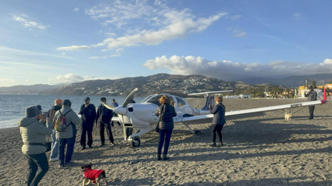 Una avioneta ha tenido que aterrizar de emergencia este viernes en una playa de Salobreña (Granada) debido a un fallo en el motor que le impedía seguir con su vuelo en dirección a Córdoba. EFE / Alba Feixas
