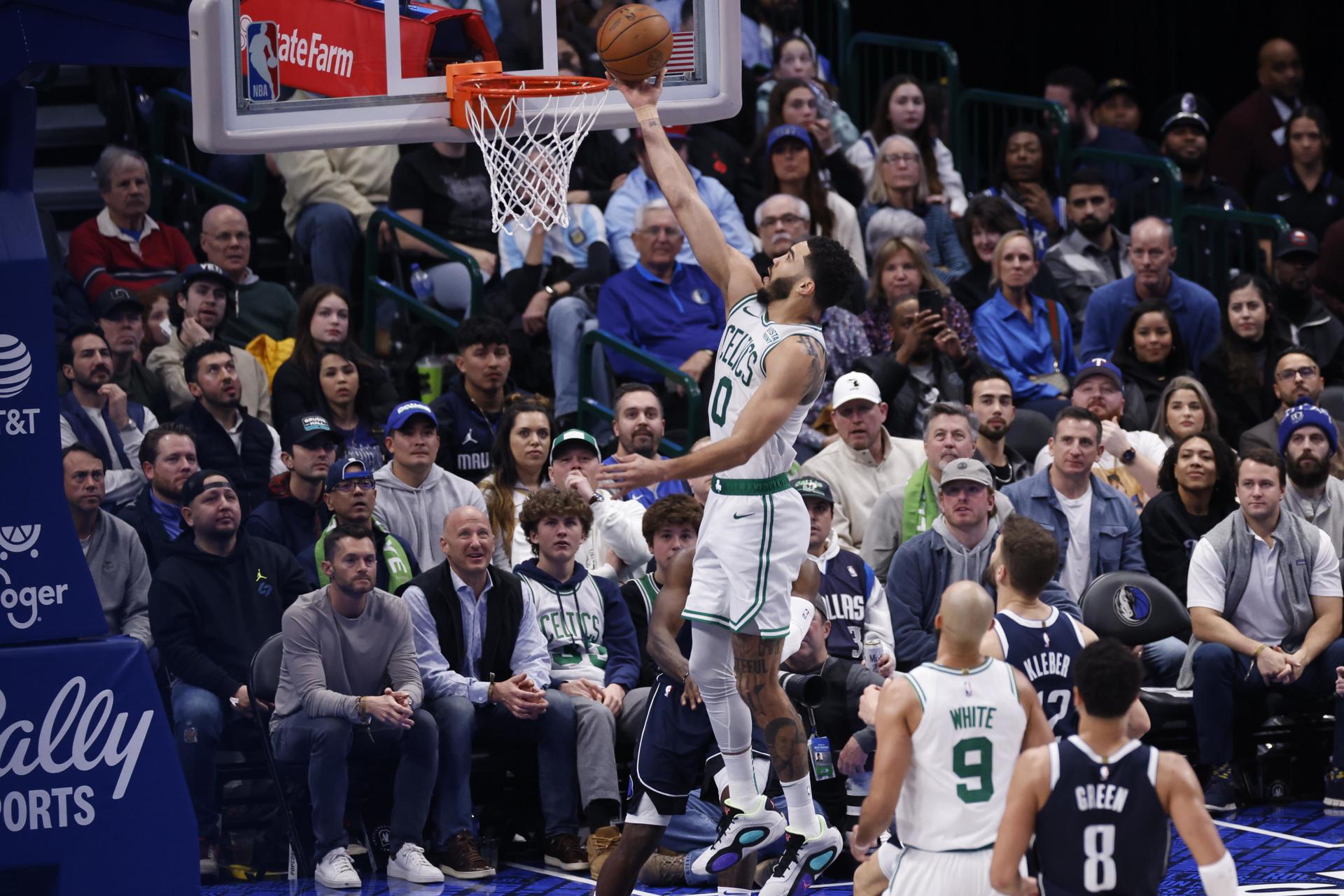 El jugador de los Boston Celtics, Jayson Tatum, hace una canasta durante la segunda mitad de un partido de la NBA entre los Dallas Mavericks y los Boston Celtics en Dallas. EFE/EPA/ADAM DAVIS
