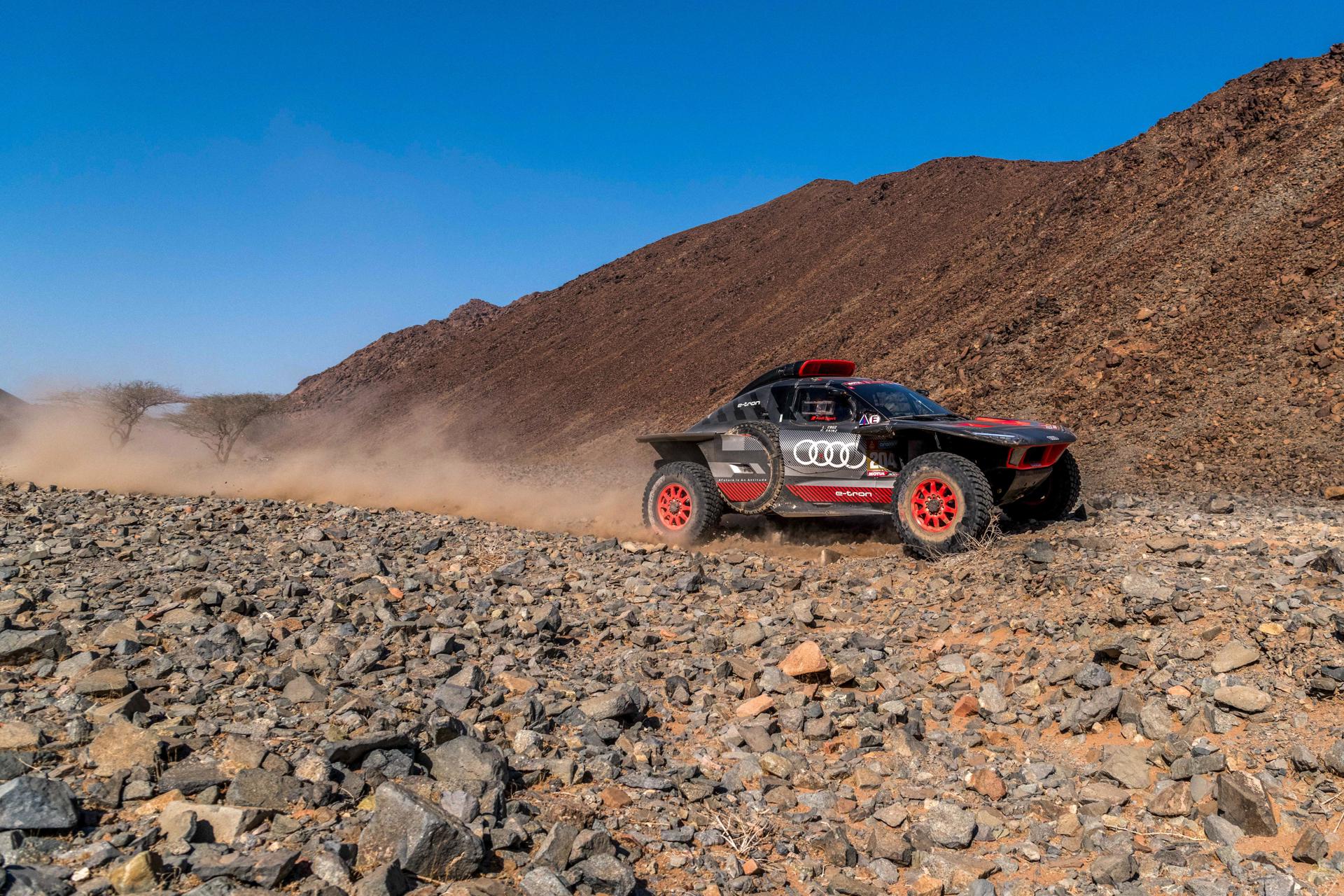 El piloto español Carlos Sainz conduce su Audi RS 1 E-Tron durante la etapa 11 del Rally Dakar 2024 desde Alula a Yanbu, Arabia Saudi. EFE/EPA/Aaron Wishart
