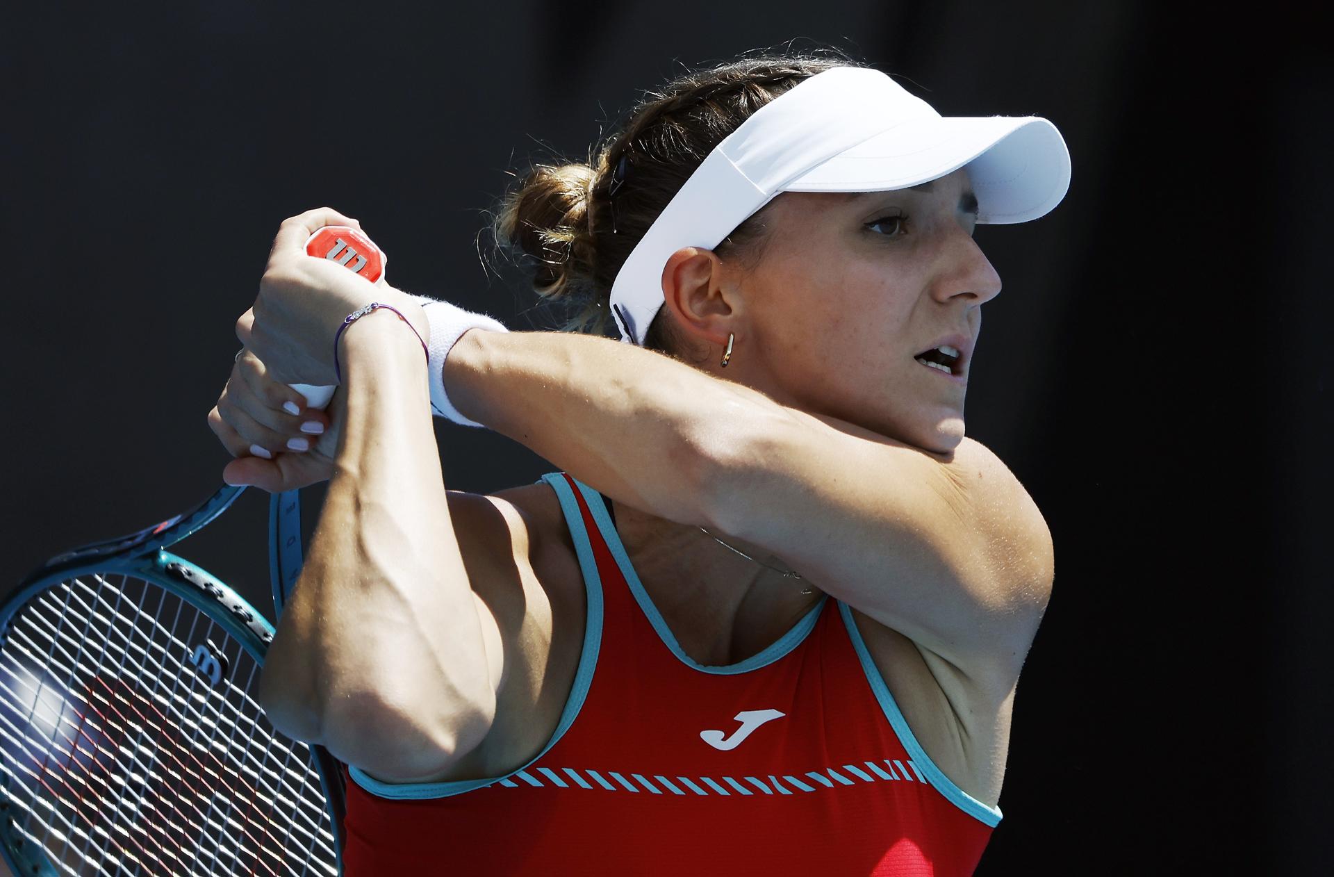 La tenista española Rebeka Masarova de España en acción durante el partido femenino de primera ronda contra la bielorrusa Aliaksandra Sasnovich en el Abierto de Australia en Melbourne. EFE/EPA/MAST IRHAM
